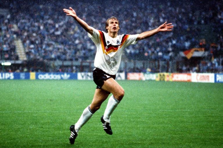 Bildnummer: 01032997  Datum: 15.06.1990  Copyright: imago/Sven Simon..J&uuml;rgen Klinsmann (Deutschland) - Torjubel; Nationaltrikot, quer, Jubel, jubeln, Regen, Regenspiel, wings Weltmeisterschaft 1990, L&auml;nderspiel, Gruppenspiel, Gruppe D, Nationalmannschaft, Nationalteam, Vdia Mailand Freude,  Fu&szlig;ball WM Herren Mannschaft Einzelbild optimistisch Aktion Personen