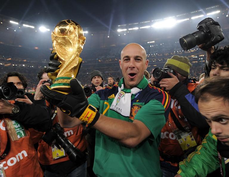 (GERMANY OUT)   FUSSBALL WM 2010  FINALE
Holland - Spanien
Pepe REINA (Spanien) jubelt mit dem WM Pokal   (Photo by Pressefoto Ulmer\ullstein bild via Getty Images)