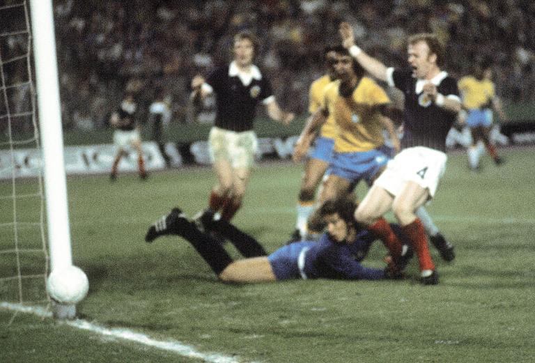 18/06/74 WORLD CUP 1974..BRAZIL v SCOTLAND (0-0)..WALD STADION - FRANKFURT..Scotland's Billy Bremner (right) shows his despair as the ball beats goalkeeper Emerson Leao but runs but shaves the outside of the upright   (Photo by SNS Group via Getty Images)