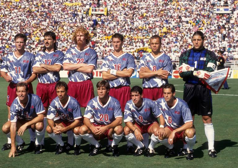 Bildnummer: 05831060  Datum: 22.06.1994  Copyright: imago/WEREK..Mannschaftsfoto USA, hi.v.li.: Eric Wynalda, Marcelo Balboa, Alexi Lalas, Michael Sorber, Earnie Stewart, Torwart Tony Meola, vorn: Thomas Dooley, Fernando Clavijo, Paul Caligiuri, Tab Ramos, John Harkes; Vdia, quer, Tom WM 1994, L&auml;nderspiel, Nationalteam, Nationaltrikot Los Angeles, LA, L.A. Fu&szlig;ball WM Herren Mannschaft Totale Randmotiv Personen....Image number 05831060 date 22 06 1994 Copyright imago WEREK Team photo USA Hi v left Eric Wynalda Marcelo Balboa Alexi Lalas Michael Sorber Earnie Stewart Goalkeeper Tony Meola front Thomas Dooley Fernando Clavijo Paul Caligiuri Tab Ramos John Harkes Vdia horizontal Tom World Cup 1994 international match National team National jersey Los Angeles La l A Football World Cup men Team long shot Rand motive Human Beings